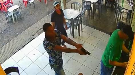 VÍDEO Homens armados são ignorados por clientes durante assalto em