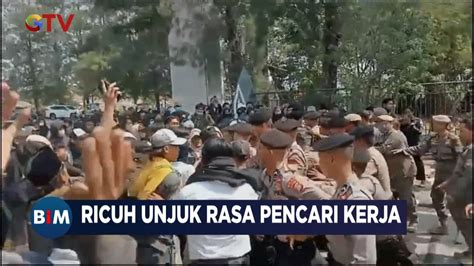 Unjuk Rasa Ratusan Pencari Kerja Di Jawa Barat Berujung Bentrok Dengan