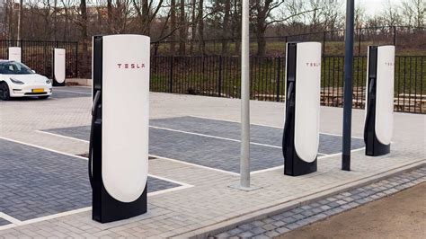 tesla-s-first-v4-supercharging-stalls-installed-in-harderwijk ...