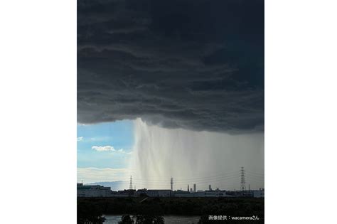 日中に撮影された「とんでもない雨柱」の写真 滝のような雨の先に映る光景に Sirabee20220907ame2