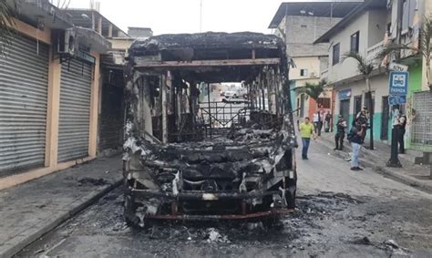 Delincuentes Incendian Bus Con Pasajeros En Bastión Popular