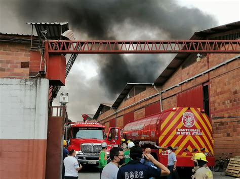 Voraz Incendio Consume Bodega En Guayaquil