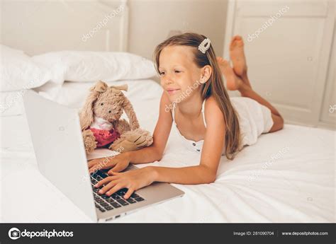 Petite Fille Mignonne Faisant Des Devoirs Sur Ordinateur Portable Image