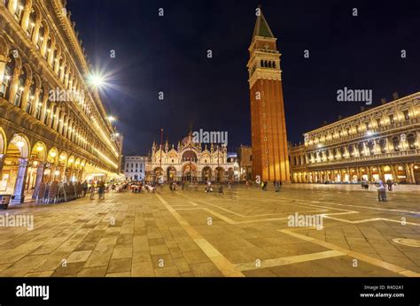 La Torre De La Campana Y Los Edificios Hist Ricos En La Noche En La