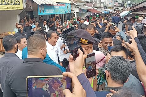 Jokowi Tinjau Pasar Pal Tugu Cimanggis Disambut Meriah Warga