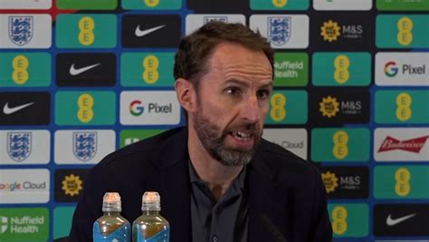 O T Cnico Da Inglaterra Gareth Southgate Responde Ao Beijo De Luis