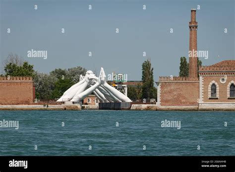 Venedig Biennale 2019 Building Bridges Von Lorenzo Quinn Venice