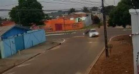 V Deo C Meras Flagram Piloto De Moto Sendo Arremessado Sobre Carro