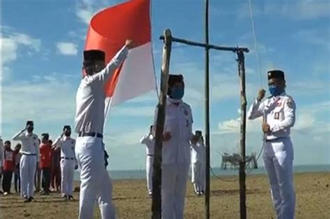 Detail Gambar Pengibaran Bendera Merah Putih Koleksi Nomer