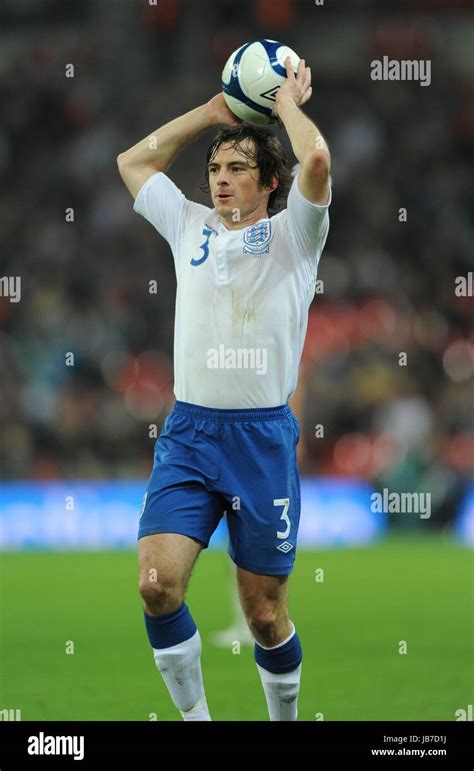 LEIGHTON BAINES ENGLAND WEMBLEY STADIUM LONDON ENGLAND 15 November 2011 Stock Photo - Alamy