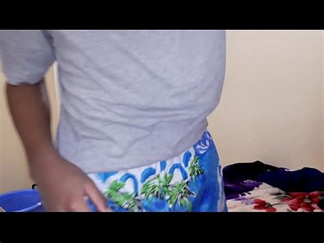 Usimchungulie Mgeni Akivaa Nguo XVIDEOS