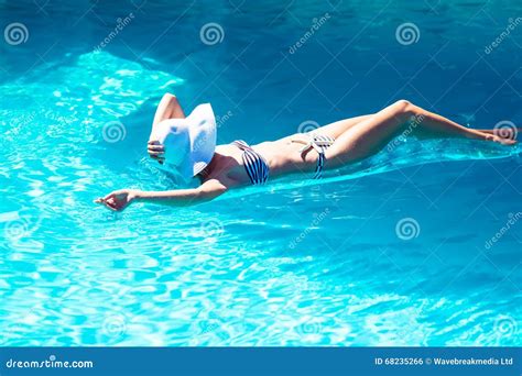Bikini Y Sombrero Que Llevan De La Mujer Que Mienten En Cama De Aire En