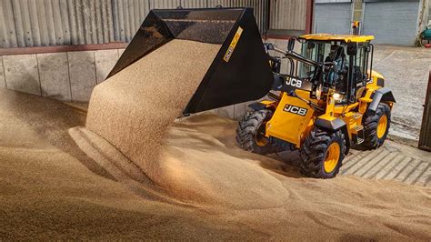 Jcb Pushes Up Power With Flagship Tm420s Telehandler Farmers Weekly