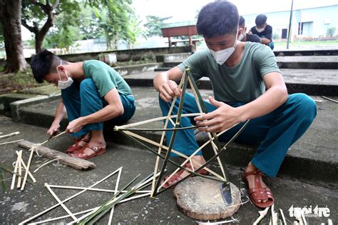 Bộ đội Chẻ Tre Làm Lồng đèn Tặng Trẻ Em Khó Khăn Mồ Côi Vui Trung Thu