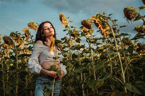 Modelo De Linda Jovem Caminha Pelo Buqu Amarelo Florescendo Campo De