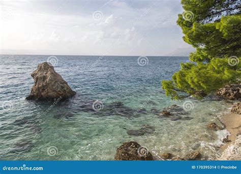 La Plage De Paradis Dans Le Brela Sur La Riviera Makarska Croatie