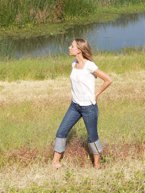 Junge Blonde Frau Drau En Im Gras Mit Wasser Stockfoto Bild Von Schilfe Gras