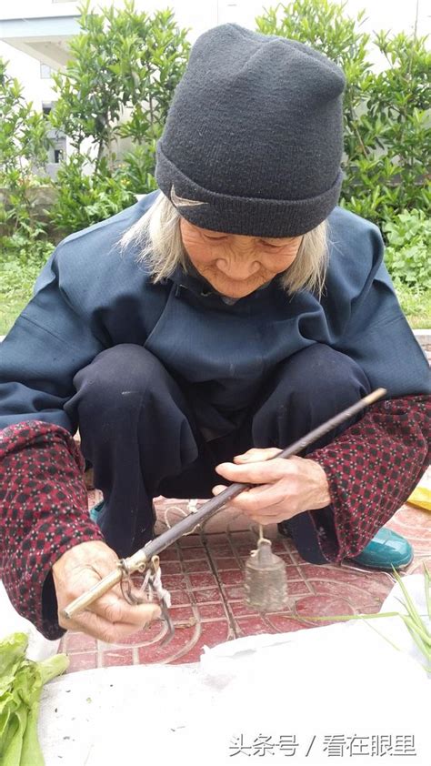 80歲老奶奶賣菜，身骨子很硬朗，走了10里路，賺20元 每日頭條