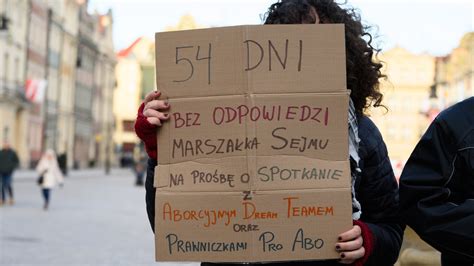 Poznań Protest przeciwko zakazowi aborcji Marszałek trzyma ustawy w