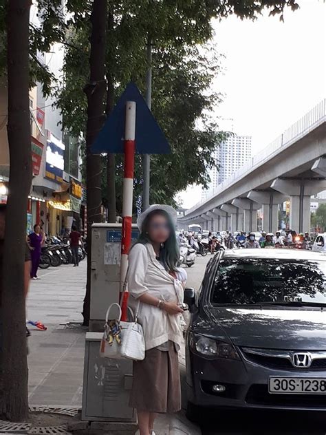 Hot girl Bella lại bế con chưa đầy tháng đi khắp nơi quỵt tiền