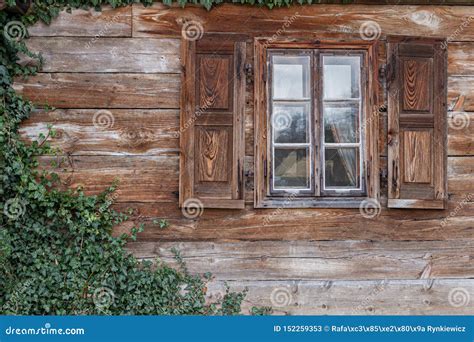 La Ventana Vieja De La Casa De Madera Vieja Fondo De Paredes De Madera