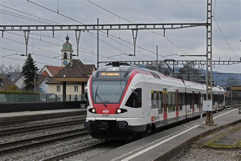 Rabe Auf Der S Verl Sst Am Den Bahnhof