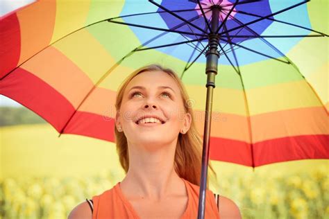 Fille Jugeant La Valise Et Le Parapluie Se Tenant Dessus Photo Stock