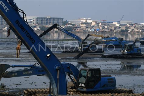 Pengerukan Waduk Pluit Antara Foto