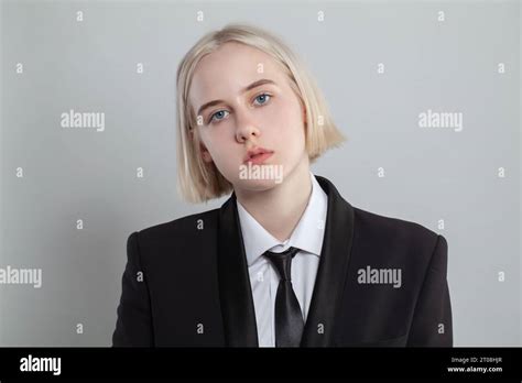 Pretty teen blonde dressed in Fotos und Bildmaterial in hoher Auflösung Alamy