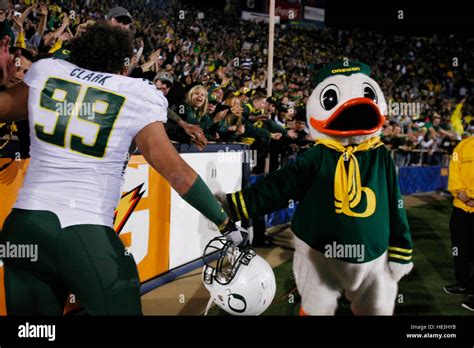 November 13 2010 Berkeley Ca Usa The Oregon Ducks Mascot