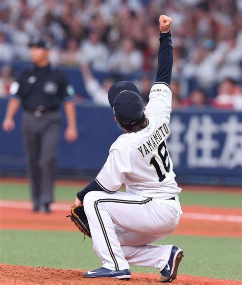 「ナカジマジック監督」オリックス山本由伸が監督、チームメイトへ感謝の投稿 中嶋聡監督との抱擁写真や頓宮裕真との〝お隣さん〟ツーショット公開