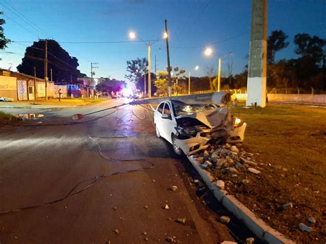 Motorista Dorme Ao Volante Bate Carro E Derruba Poste Em Avenida Em MT