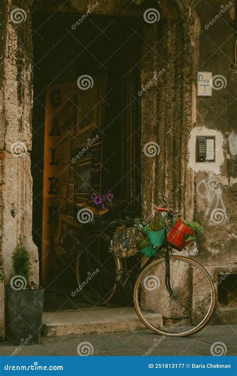 Uma Bicicleta Flores Fica Em Uma Rua Vazia Da Cidade Antiga