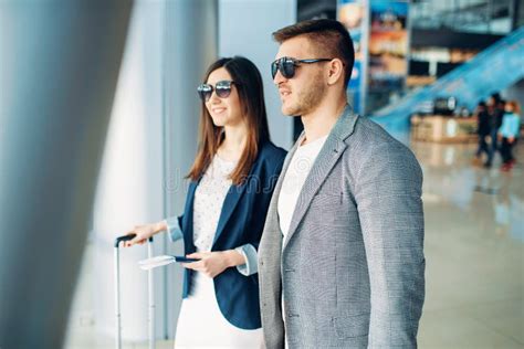 Pasajeros De La Clase De Negocios Con Equipaje En Aeropuerto Foto De