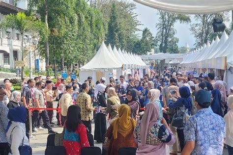 Dibuka Istri Ridwan Kamil Warga Serbu Bazar Ramadan Bank Bjb Di Gedung