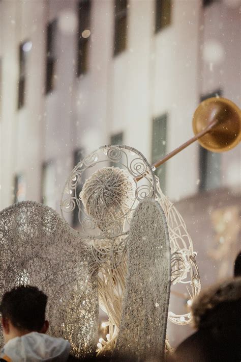 Foto Una Escultura De Un ángel Tocando Una Trompeta Imagen Nueva York