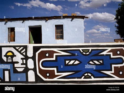 Ndebele hut hi-res stock photography and images - Alamy