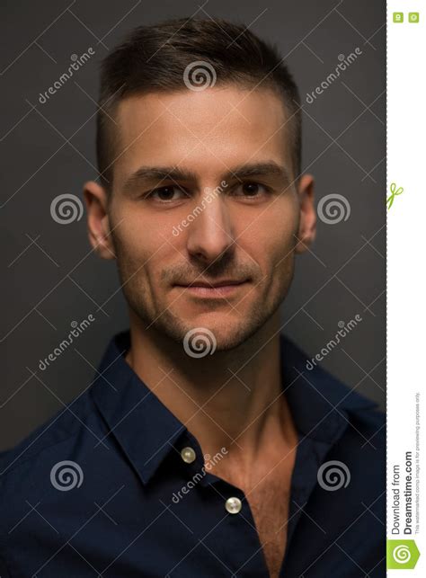 Homem Modelo No Levantamento Preto Da Camisa Foto De Stock Imagem De