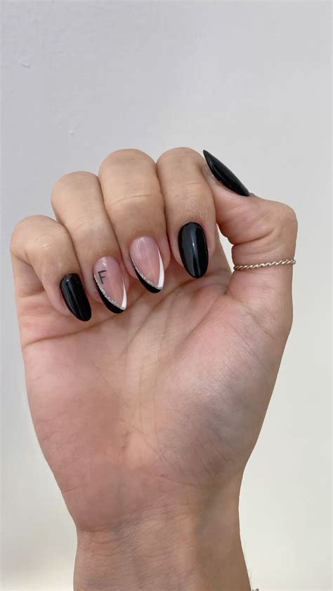 Esmaltação Preta E Branca - Unha com inicial | Inspiração unha preta e branca, Esmaltação preta ...
