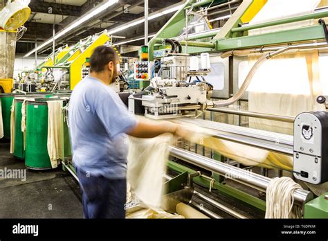 Las máquinas de hilar en una industria textil brasileña Blumenau