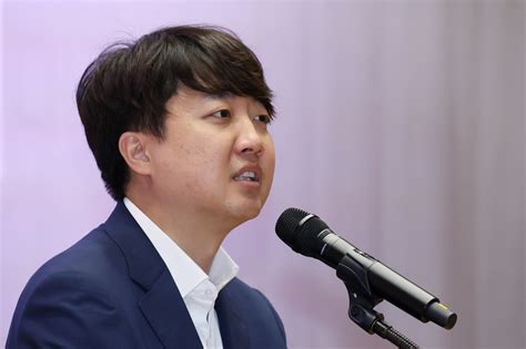 “어리석은 사람이 의대 증원해” 이준석 서울대 강연 도중 영어로 윤 대통령 비판