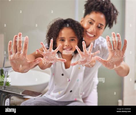 Une M Re Qui Apprend L Enfant Nettoyer Ses Mains En Utilisant Du