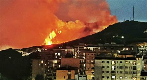 Incendio A Napoli Sulla Collina Dei Camaldoli Case Minacciate Dalle