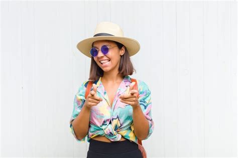 Mujer latina que se siente feliz fresca satisfecha relajada y exitosa apuntando a la cámara