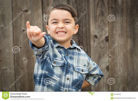 Muchacho Joven Lindo De La Raza Mixta Que Hace A Shaka Hand Gesture