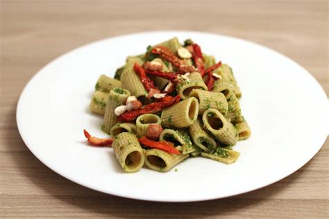 Tortiglioni Integrali Con Pesto Di Foglie Di Ravanello Pomodori Secchi