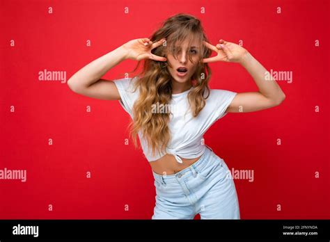 Photo de jeune positive belle femme blonde curly avec des émotions sincères portant une tenue