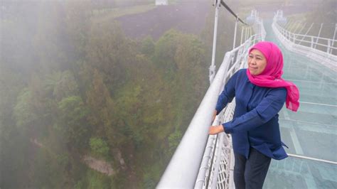 Viral Video Khofifah Terpeleset Saat Coba Jembatan Kaca Seruni Point Di