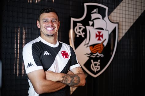 Vasco posta foto de Hugo Moura autor do gol da vitória diante do