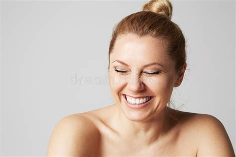 A Menina Bonita Ombros Despidos Ri Olhos Fechados Modele Composição Clara Do Nude